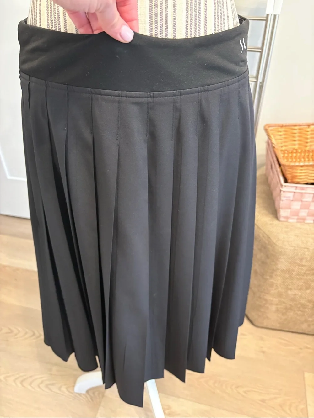 Black Pleated Women's Skirt by The Slim Skirt sz M athletic lightweight knee
